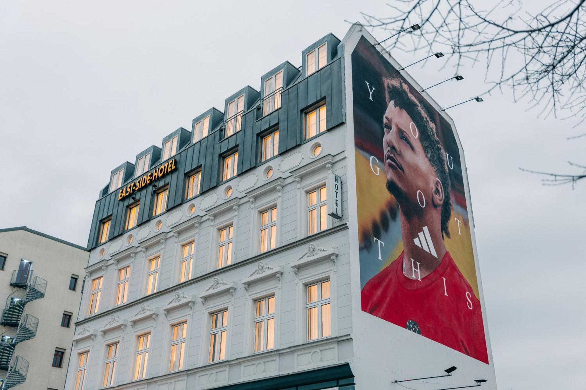Homaris East Side Hotel Berlim Exterior foto