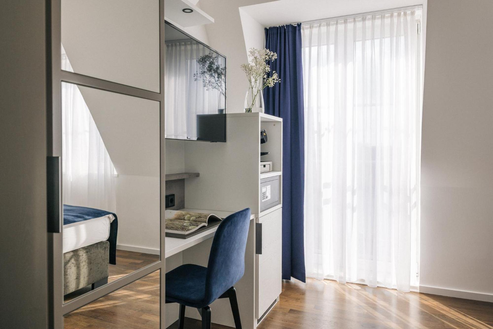 Homaris East Side Hotel Berlim Exterior foto