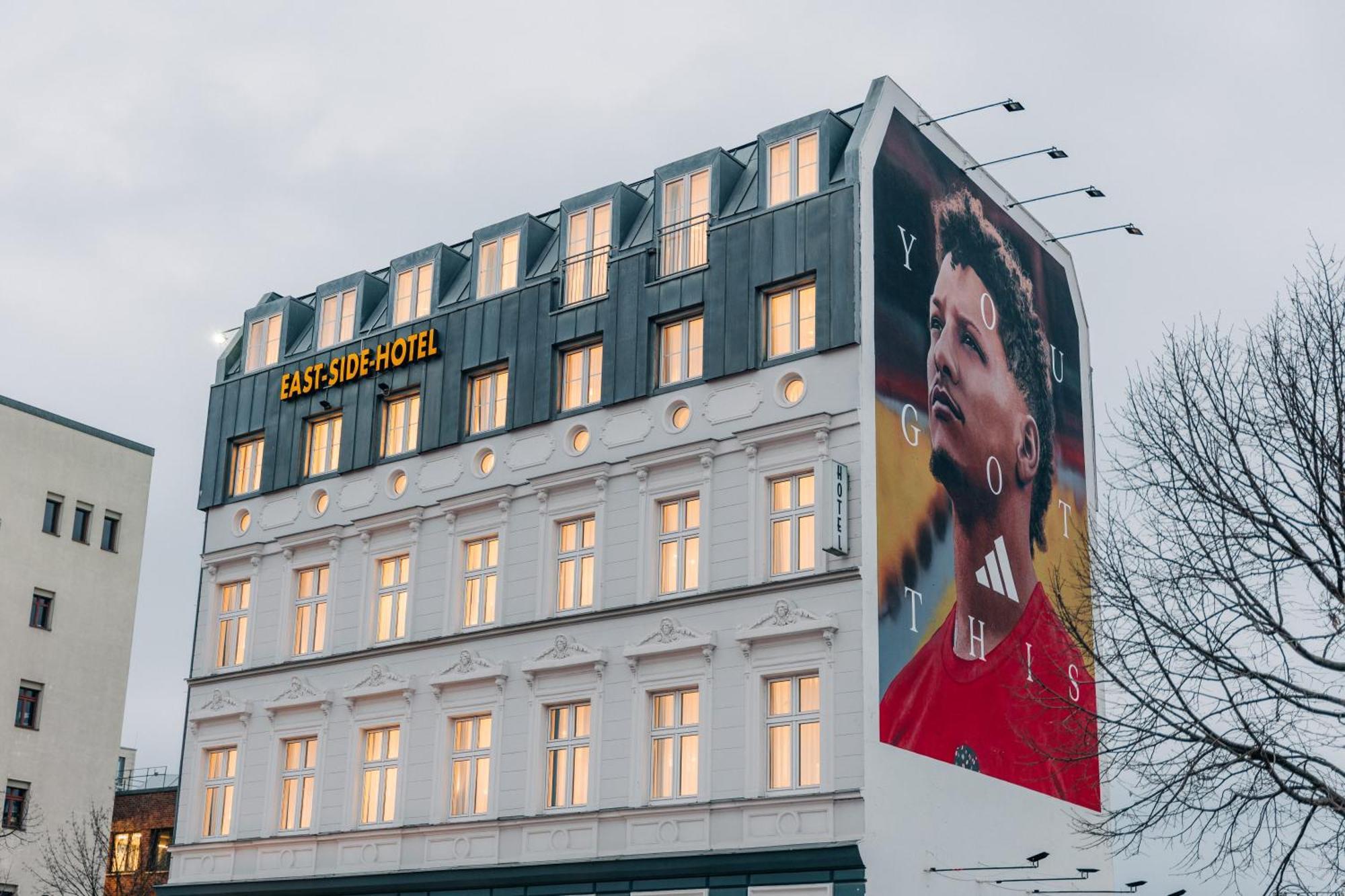 Homaris East Side Hotel Berlim Exterior foto